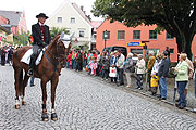 Irmi Lachner führt jedes Jahr zu Pferd den Zug zum Volksfest an (Foto: Martin Schmitz)